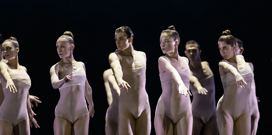 Frauen und Männer tanzen Ballett.