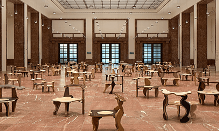 Die Innenansicht eines Museums mit vielen alten Stühlen in einem hohen Raum.